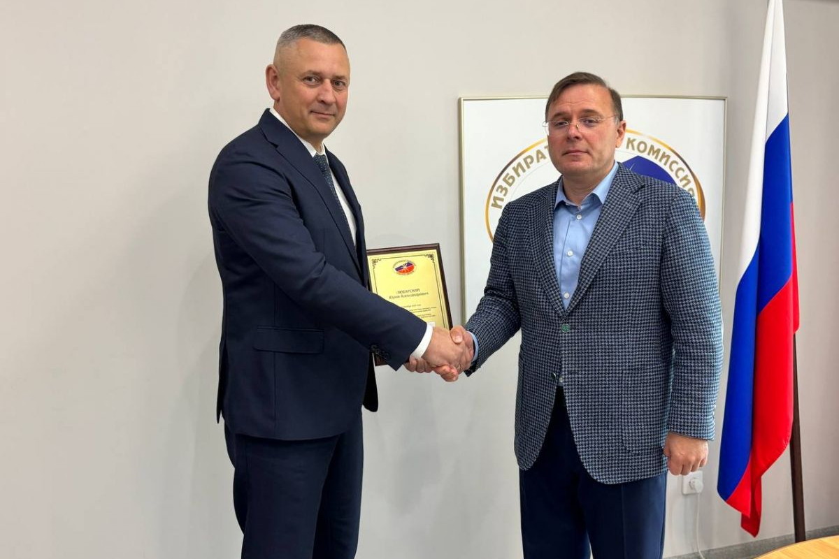 Павел Веселов вручил мандат депутата Тульской областной Думы Юрию Любарскому