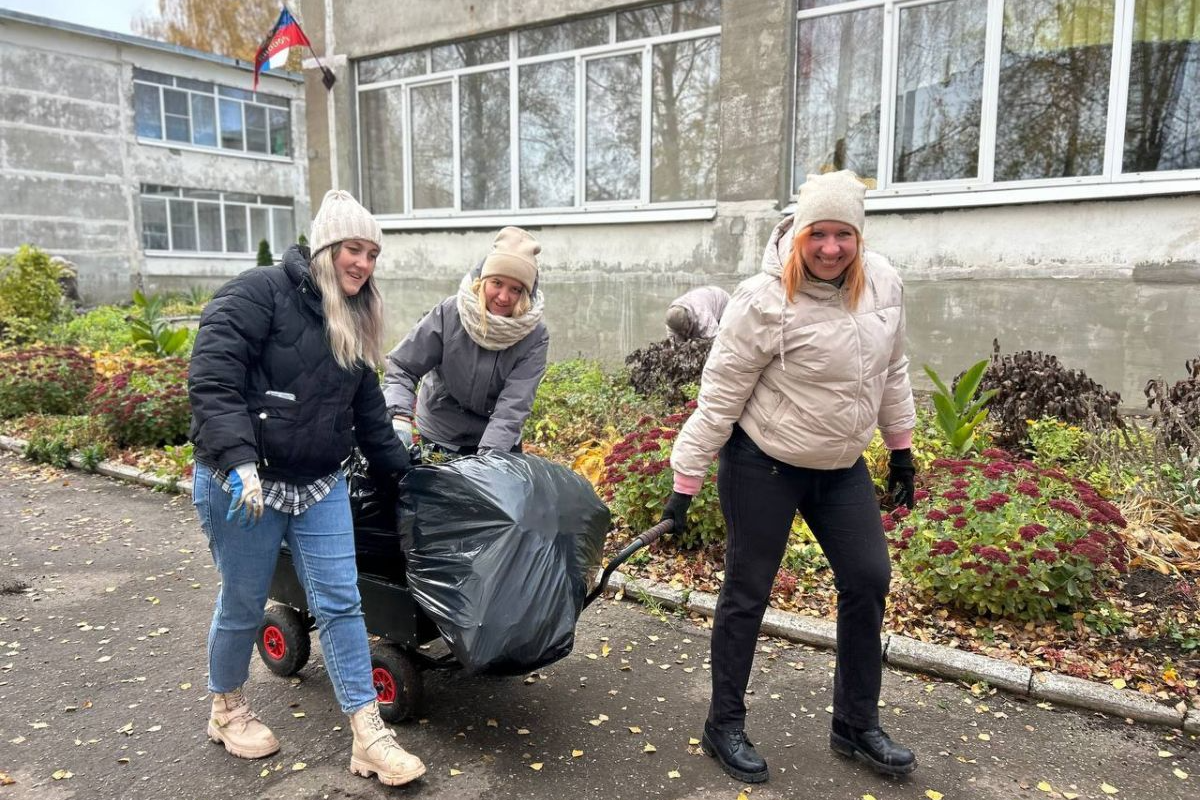 Осенний субботник прошёл в детском саду Осенний субботник прошёл в детском саду
