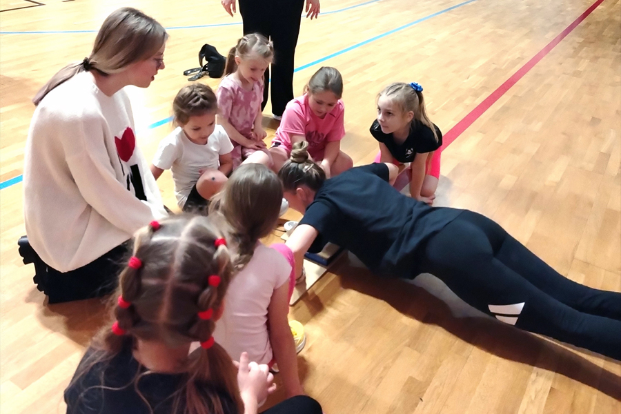 В Белёве прошёл физкультурно-спортивный праздник для мам и малышей В Белёве прошёл физкультурно-спортивный праздник для мам и малышей