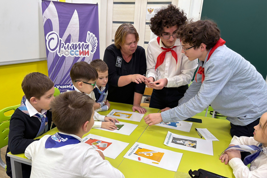 В белёвской школе прошло «Посвящение в волонтёры» В белёвской школе прошло «Посвящение в волонтёры»