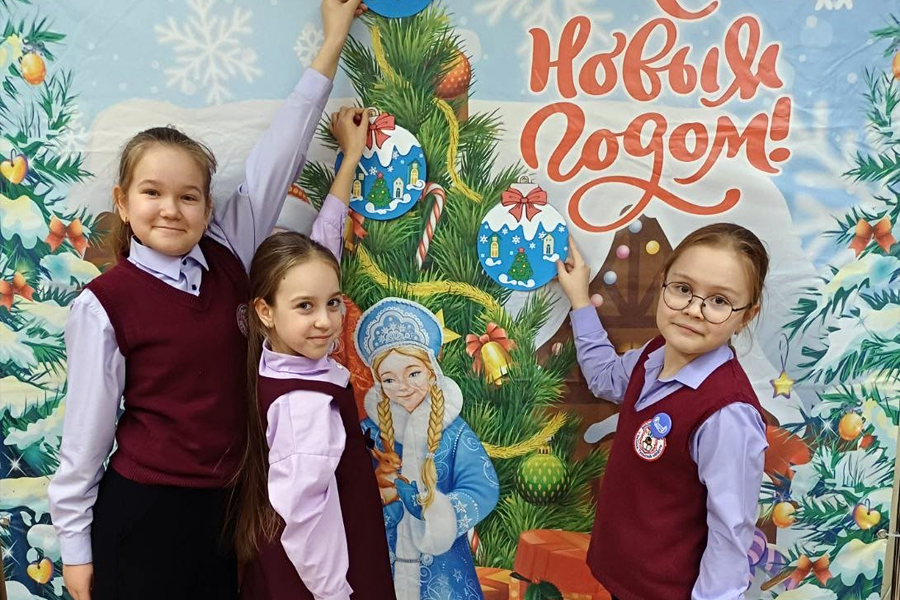 Белёвские ученики украшают родную школу к Новому Году Белёвские ученики украшают родную школу к Новому Году