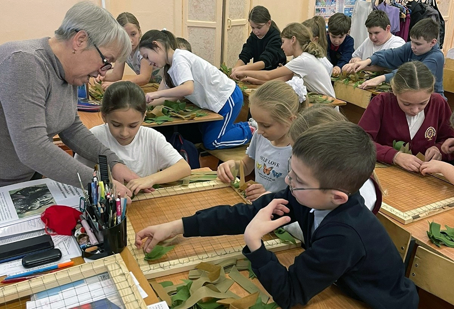 Одоевские школьники сплели нашлемники для бойцов СВО