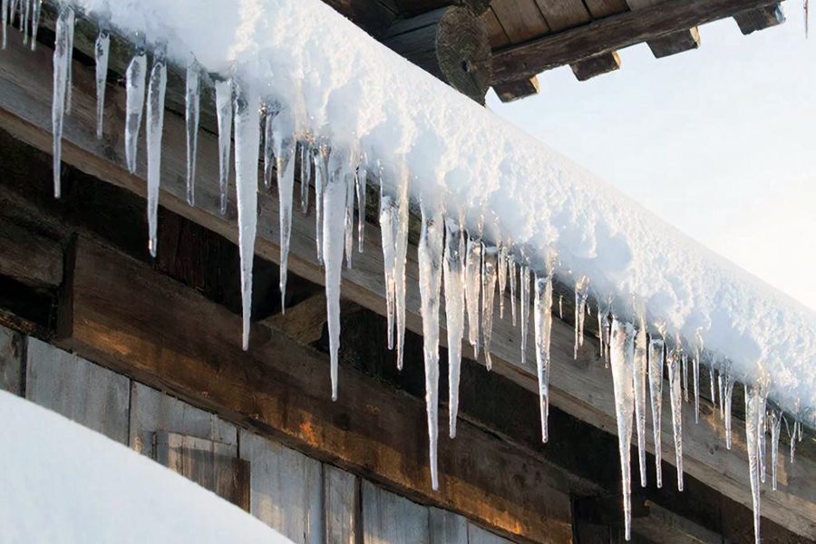 Сосульки на крыше - к тёплому февралю Сосульки на крыше - к тёплому февралю