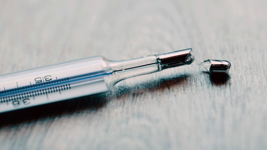 Белёвцев научили, как собрать ртуть из разбитого градусника и не отравиться её парами