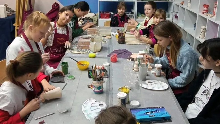 Маленькие белёвские мастера освоили работу на настольных гончарных кругах