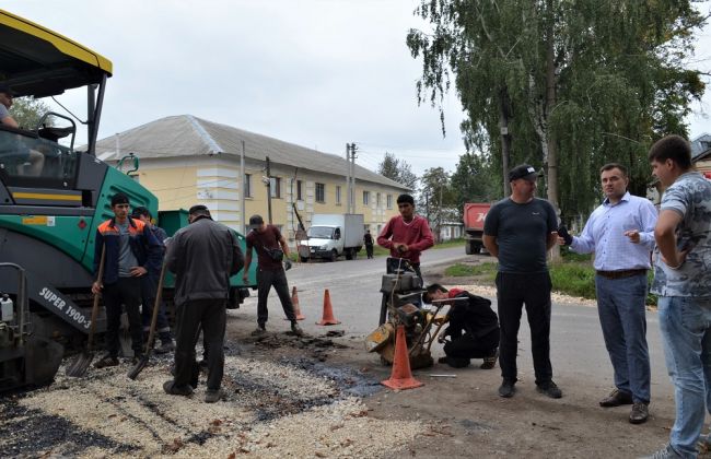 Глава администрации Богородицкого района проконтролировал ход дорожных работ Глава администрации Богородицкого района проконтролировал ход дорожных работ