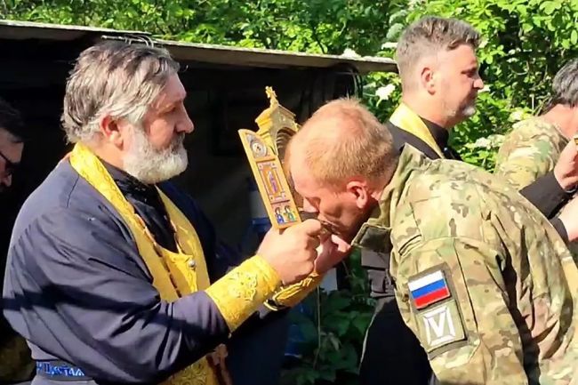 Президент РФ подарил военным на передовой икону