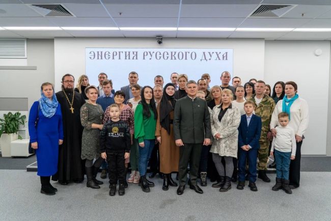 Энергетики-герои и их семьи посетили выставку-форум «Россия» на ВДНХ и встретились Игорем Маковским