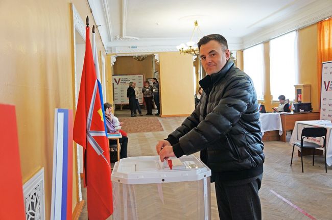 Глава администрации Богородицкого района проголосовал в числе первых