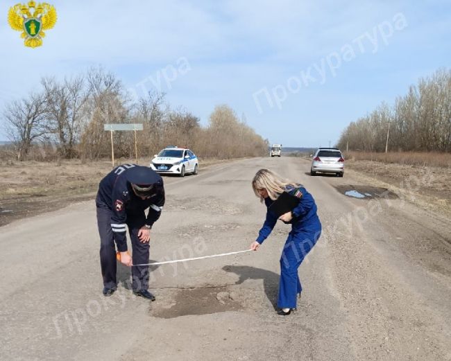 Сотрудники прокуратуры проверяют состояние дорог