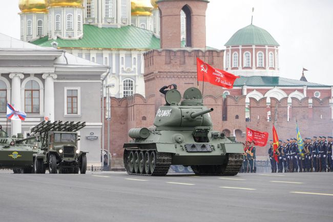 На площади Ленина в Туле состоялся военный парад