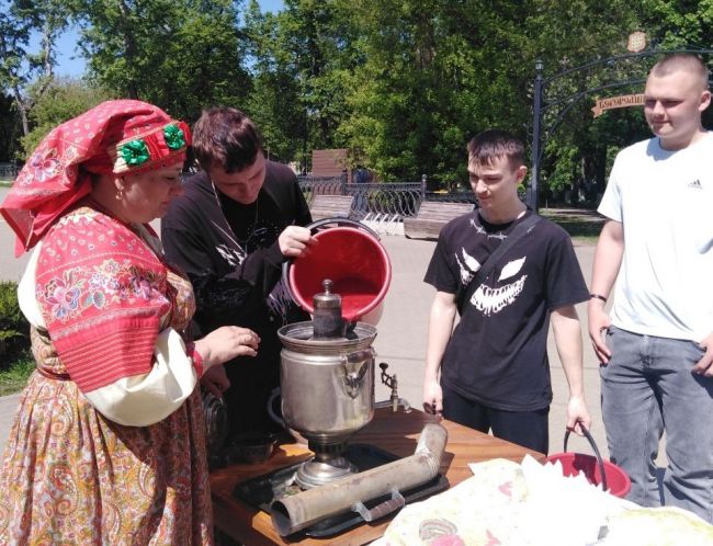 Богородицкие студенты постигали тайны русского чаепития