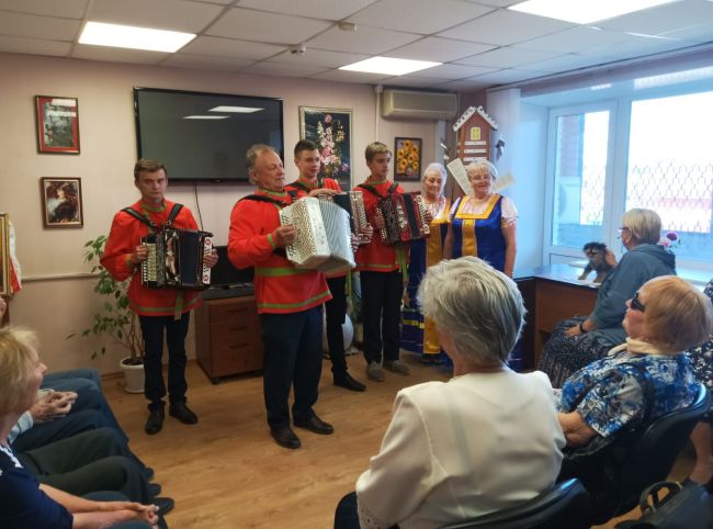 Ломовские гармонисты побывали в гостях в Центре общения «В ритме жизни»