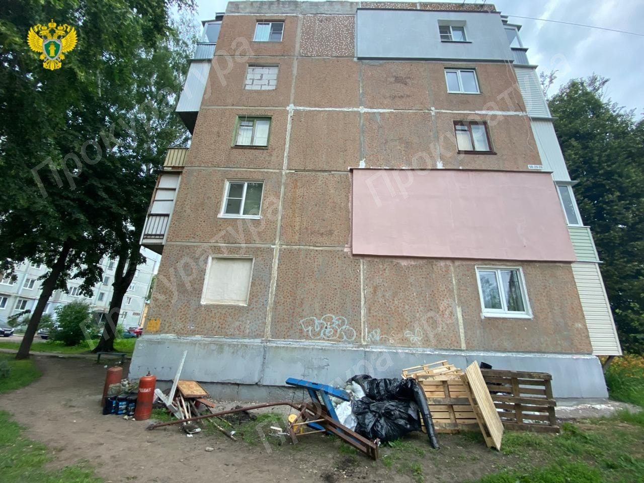 Прокуратура проверяет обстоятельства падения рабочего с крыши дома в Новомосковске