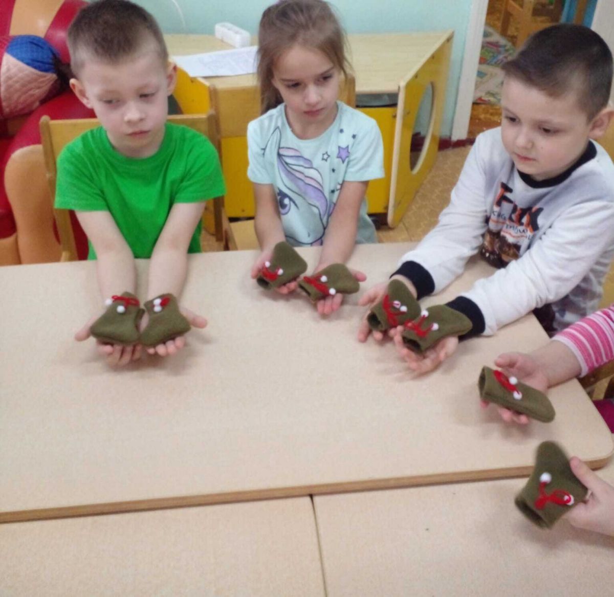 Богородицкие дошколята постигли азы производства обуви, в которой ходили их далекие предки