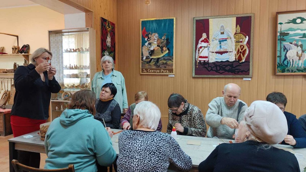 Богородчане учатся делать символы Победы