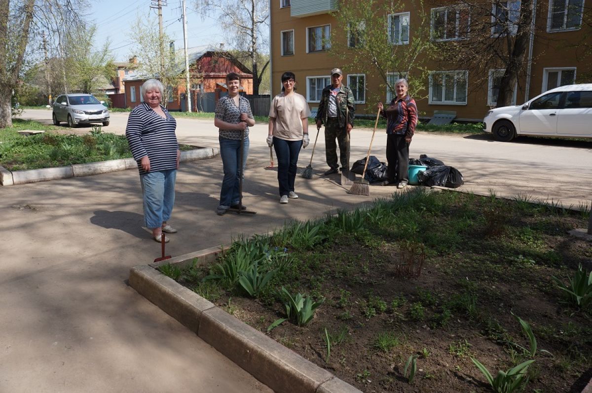 Богородицкие журналисты провели генеральную уборку на территории редакции