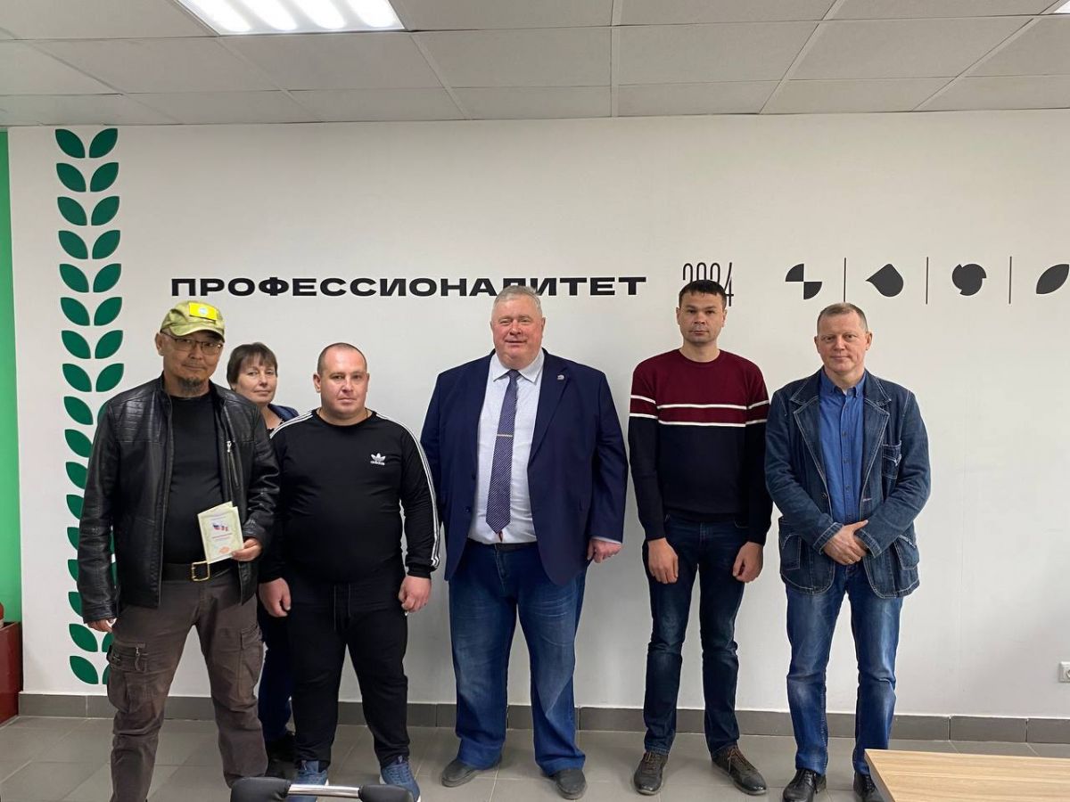 Дмитрий Миляев поздравил участников СВО с окончанием курсов по фермерству Дмитрий Миляев поздравил участников СВО с окончанием курсов по фермерству