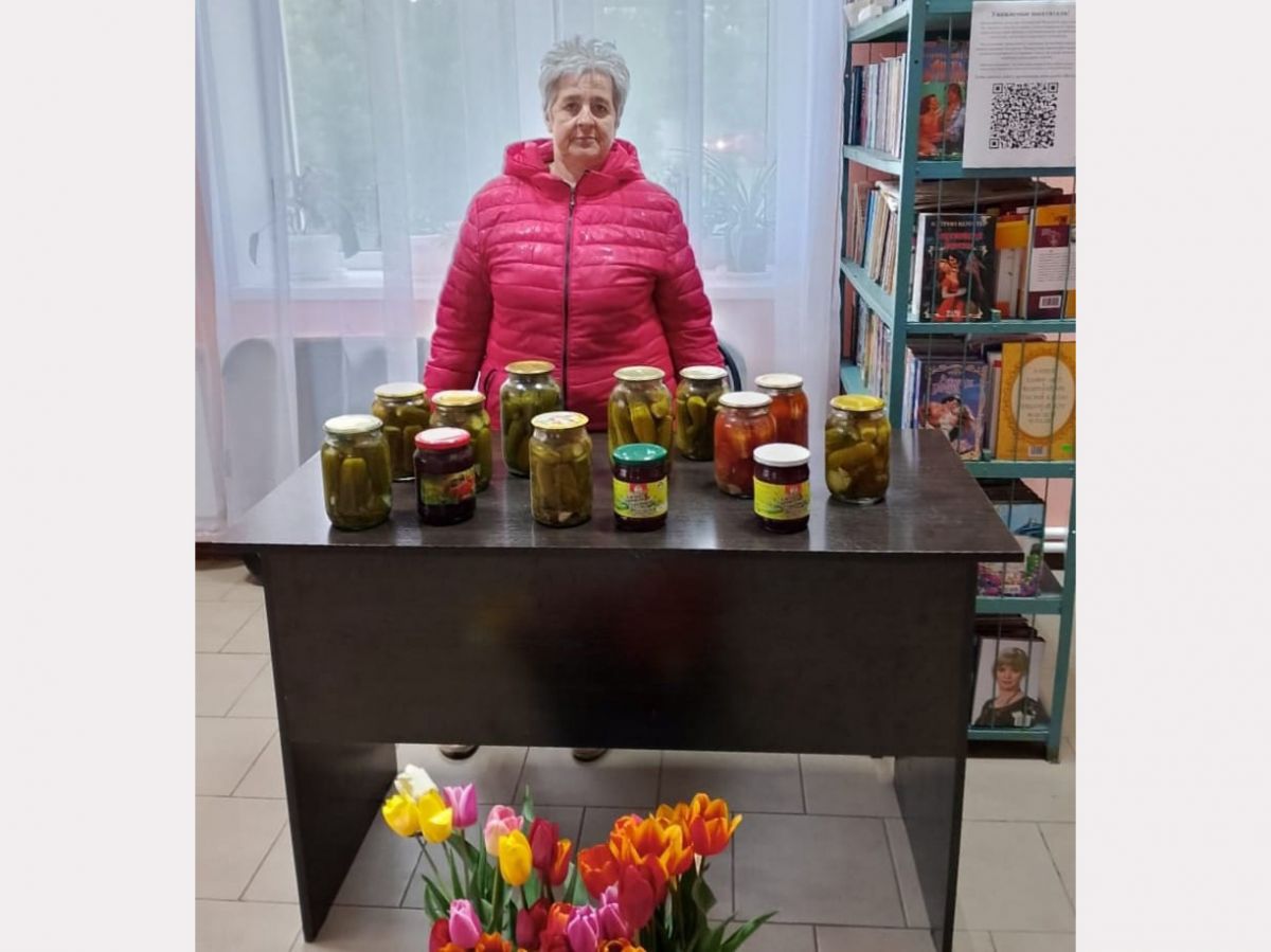 Сельские жители делятся с бойцами своими домашними заготовками