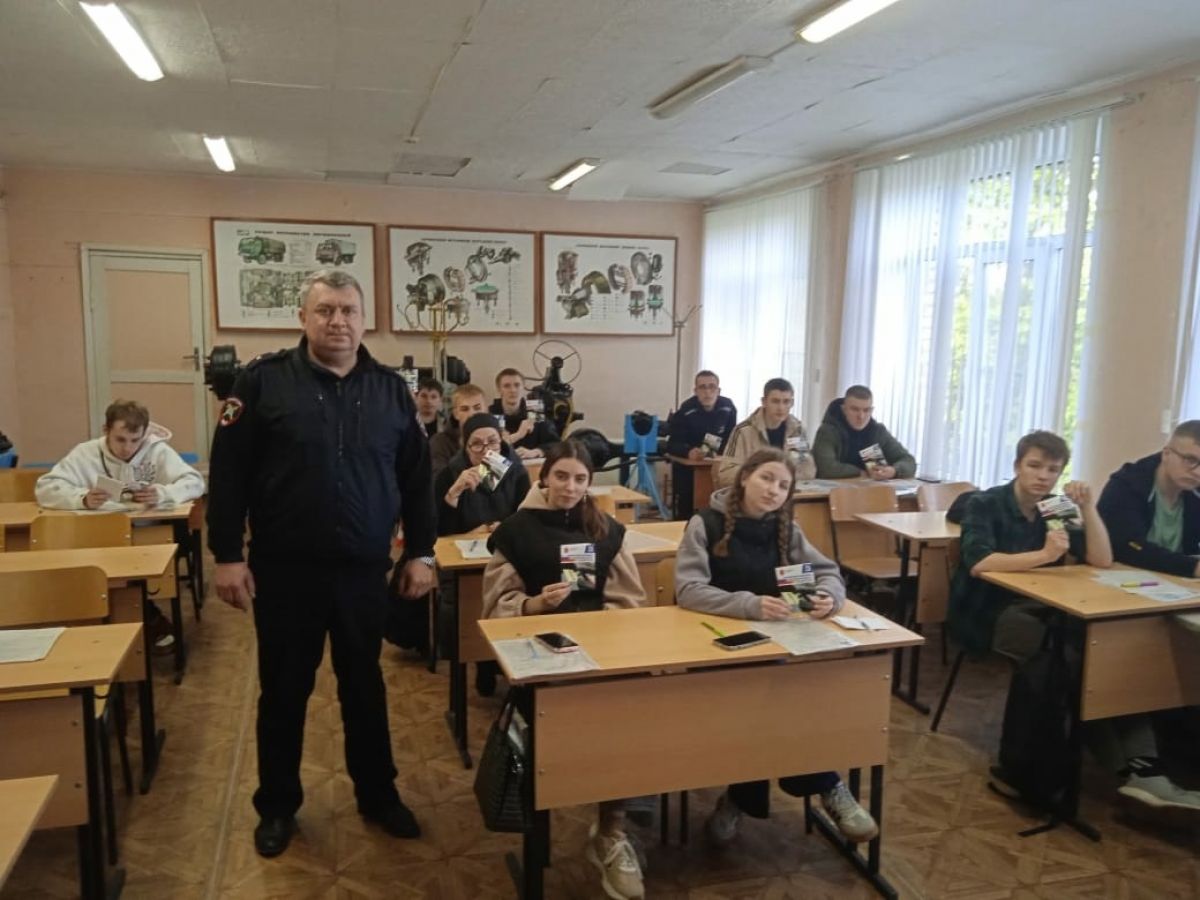 Начальник Госавтоинспекции провел профилактическую беседу с курсантами автошколы Начальник Госавтоинспекции провел профилактическую беседу с курсантами автошколы