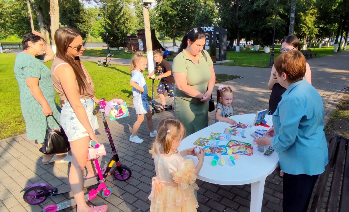 Богородицкие библиотекари дарили книги всем желающим