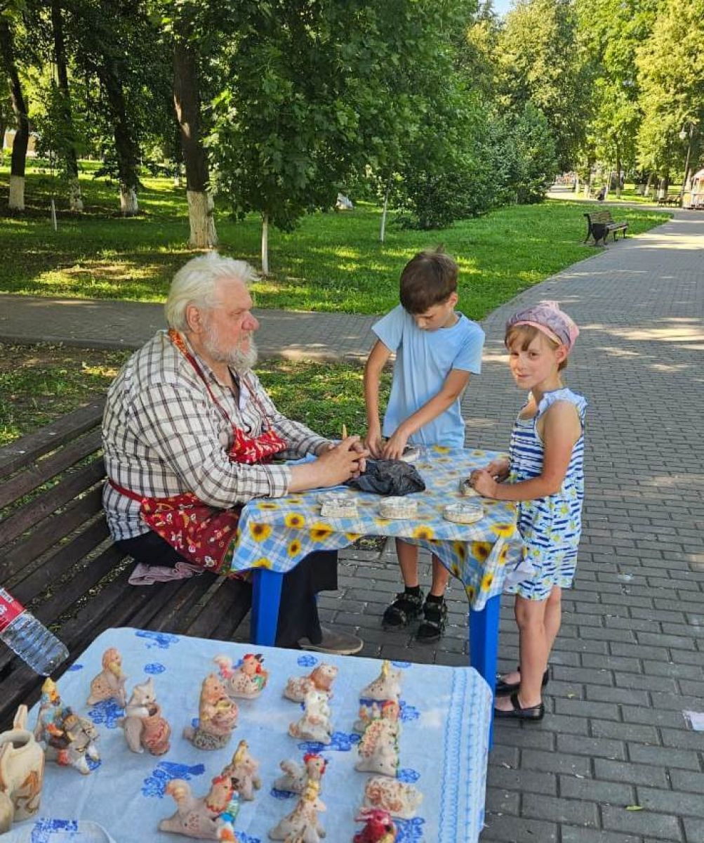 Богородчане с удовольствием учились лепить из глины забавные фигурки