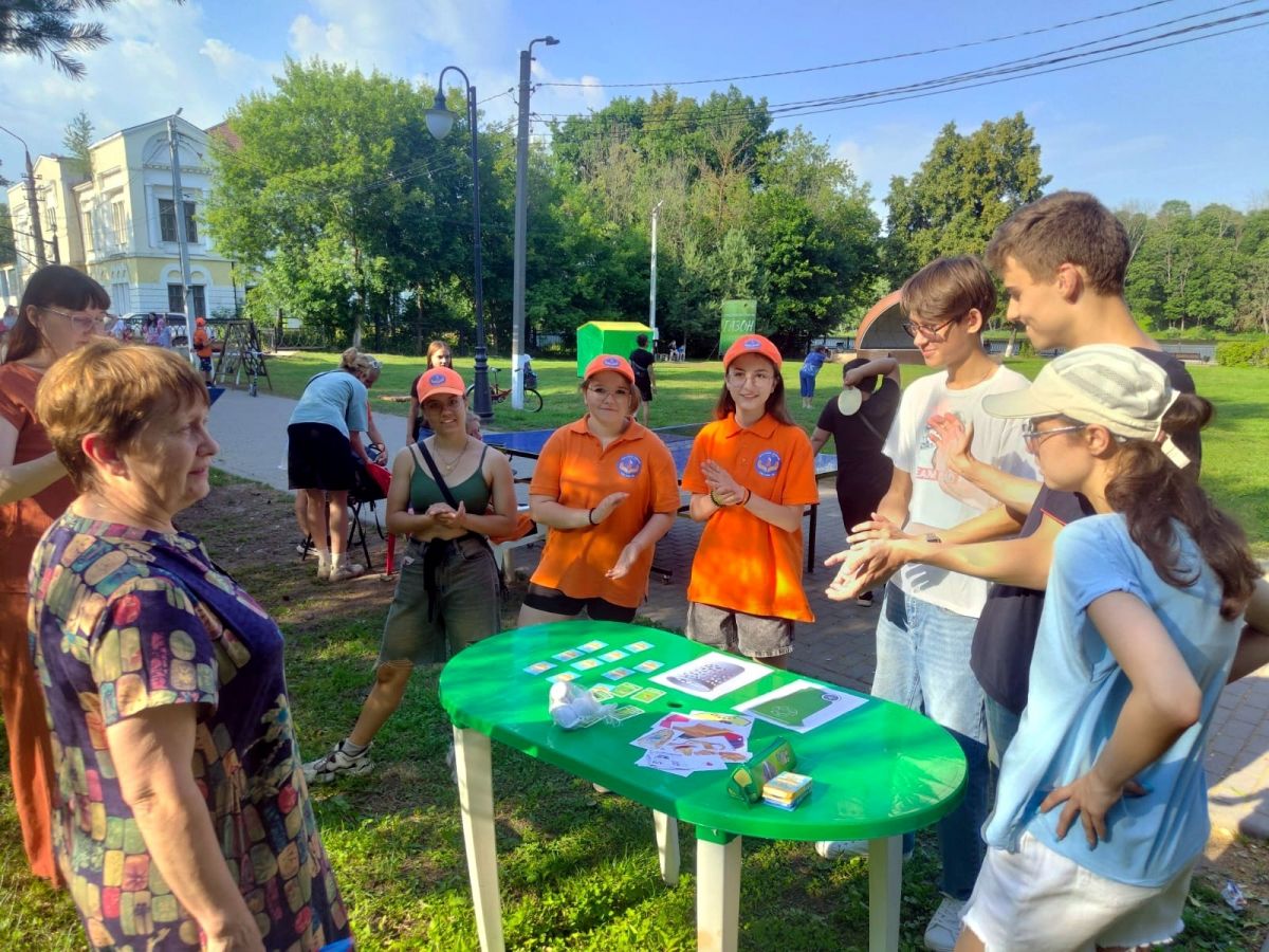 Юные богородчане с помощью библиотекарей учились сортировать мусор Юные богородчане с помощью библиотекарей учились сортировать мусор