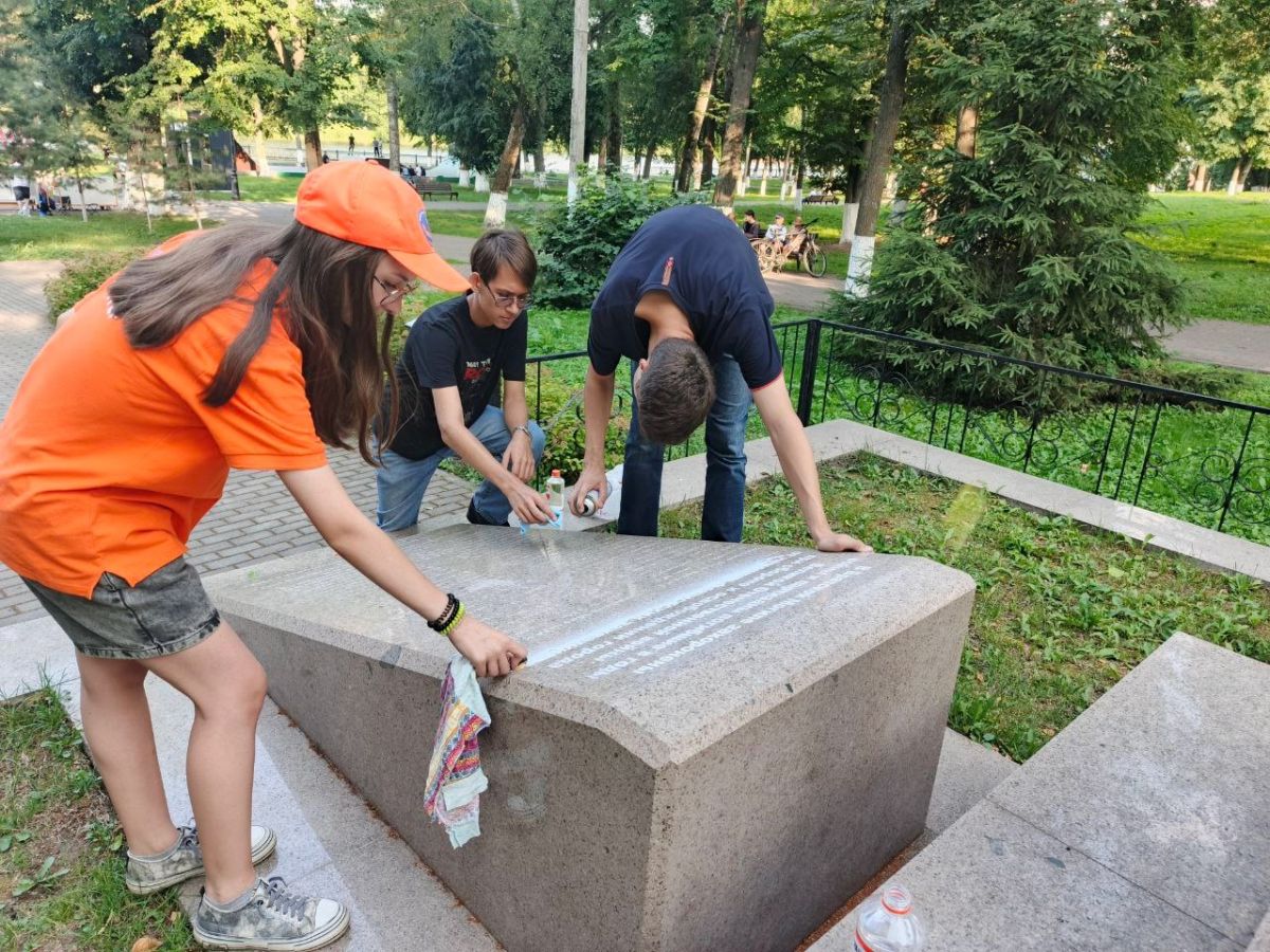 Богородицкие волонтеры привели в порядок воинский мемориал в городском парке культуры и отдыха Богородицкие волонтеры привели в порядок воинский мемориал в городском парке культуры и отдыха