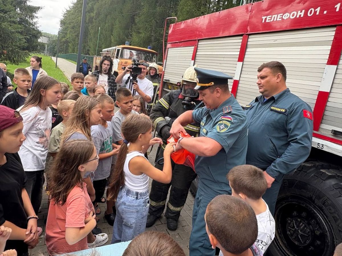 Уроки безопасности в лагере «Юность»: МЧС научило детей тушить пожары и спасаться на воде