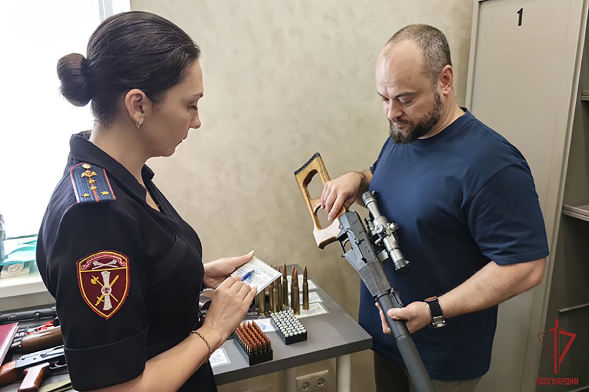 Росгвардейцы провели проверку владельца коллекции оружия в Туле