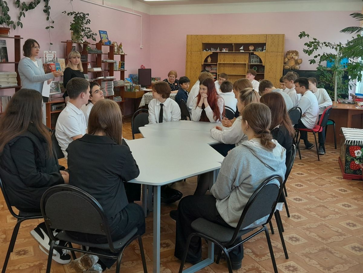 Для богородицких школьников библиотекарями была организована литературная встреча Для богородицких школьников библиотекарями была организована литературная встреча