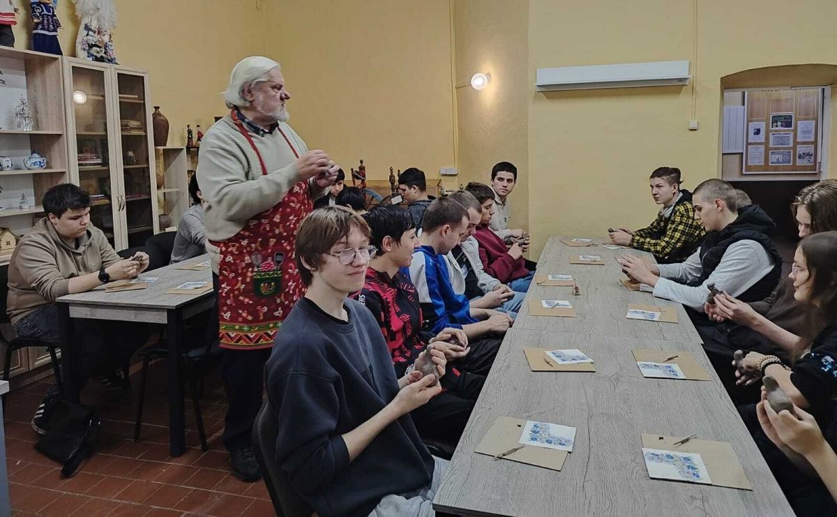 Секретами изготовления традиционной глиняной игрушки поделился со студентами мастер Виктор Потапов Секретами изготовления традиционной глиняной игрушки поделился со студентами мастер Виктор Потапов