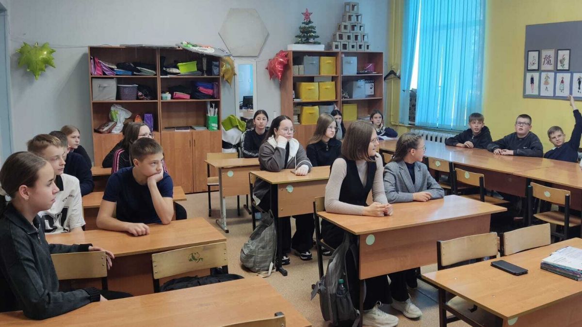 Богородицкие библиотекари провели информационный час, посвященный Дню матери