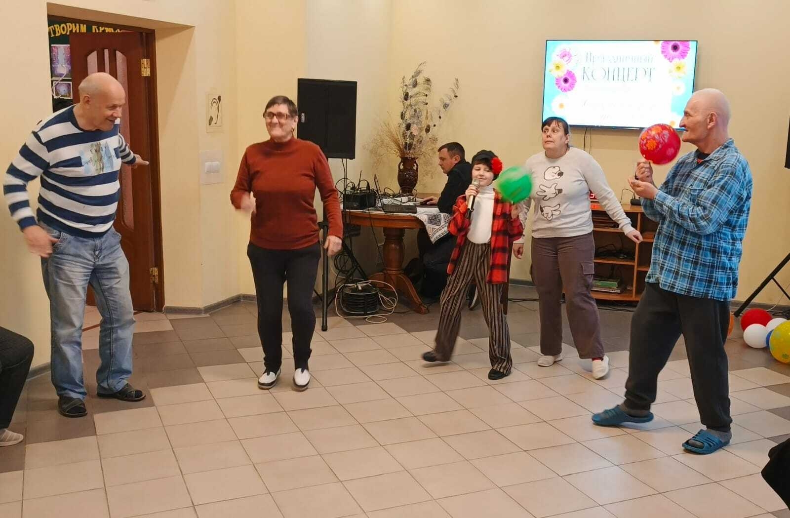 Концерт для пенсионеров подготовили артисты КИТЦ «Спектр»