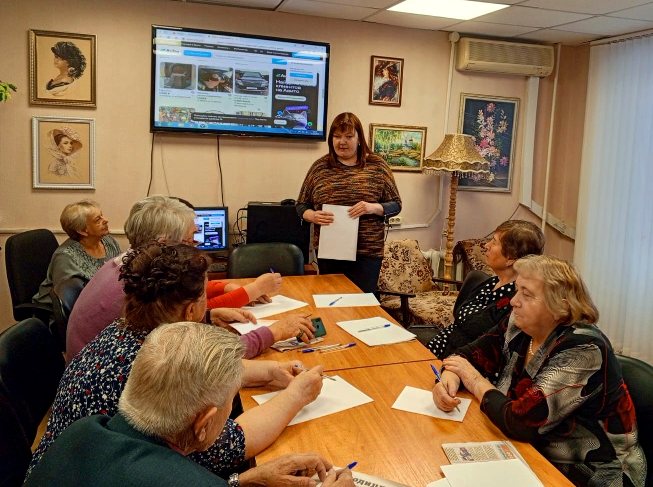 Сотрудники библиотеки провели для пенсионеров урок «Мобильной грамотности» Сотрудники библиотеки провели для пенсионеров урок «Мобильной грамотности»