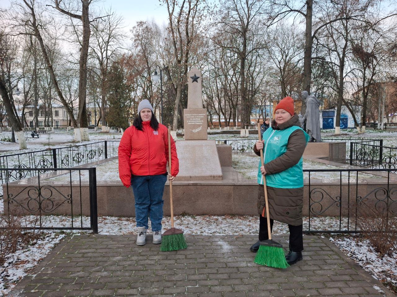 Волонтеры навели порядок на воинском мемориале в Богородицке Волонтеры навели порядок на воинском мемориале в Богородицке