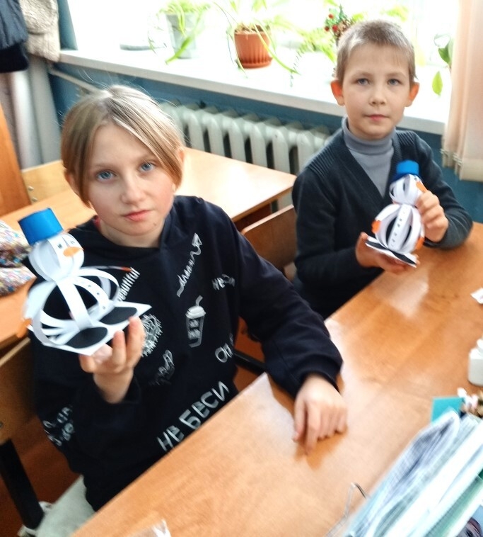 Дети научились делать из бумаги символ Нового года – доброго Снеговика