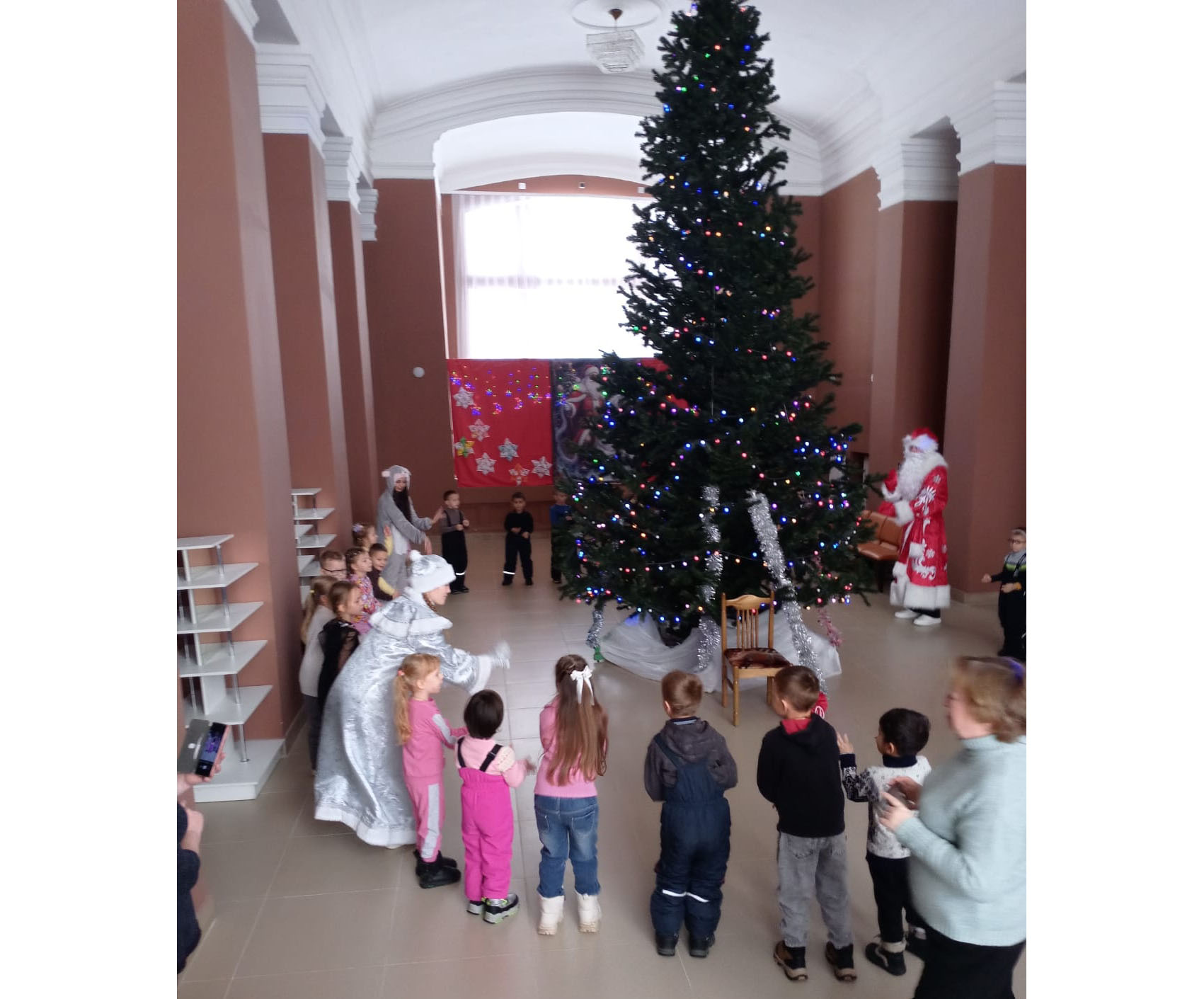 Новогодняя атмосфера уже царит в ДК им. Воровского в поселке Товарковский