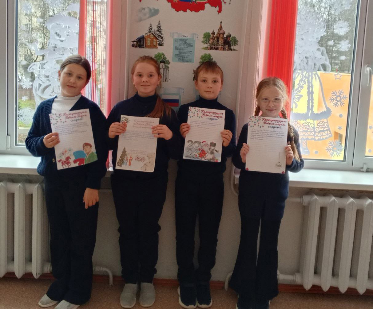 Богородицкие школьники готовят новогодние подарки участникам СВО