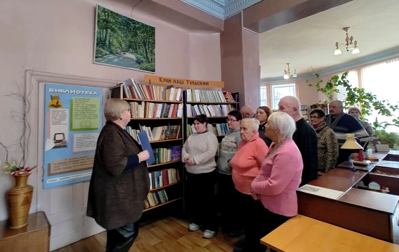 Богородицкие пенсионеры совершили экскурсию по залам библиотеки