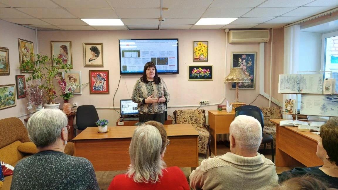 Богородицкие пенсионеры учатся пользоваться смартфоном