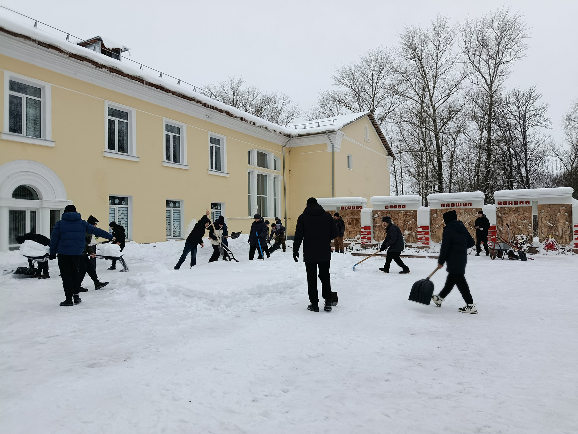 Товарковские старшеклассники очистили от снега поселковый мемориал