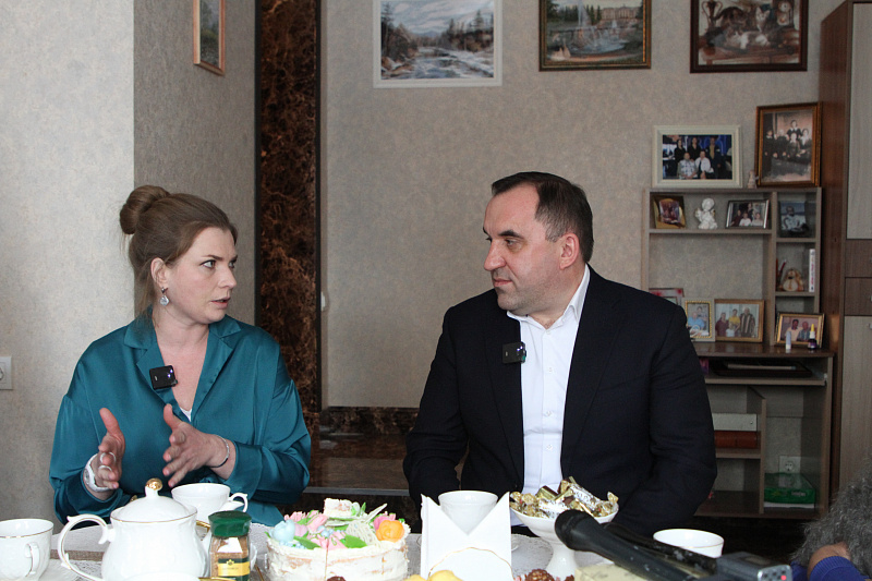 Андрей Дубровский провел встречу с участницей СВО Ольгой Шаленко и её родными