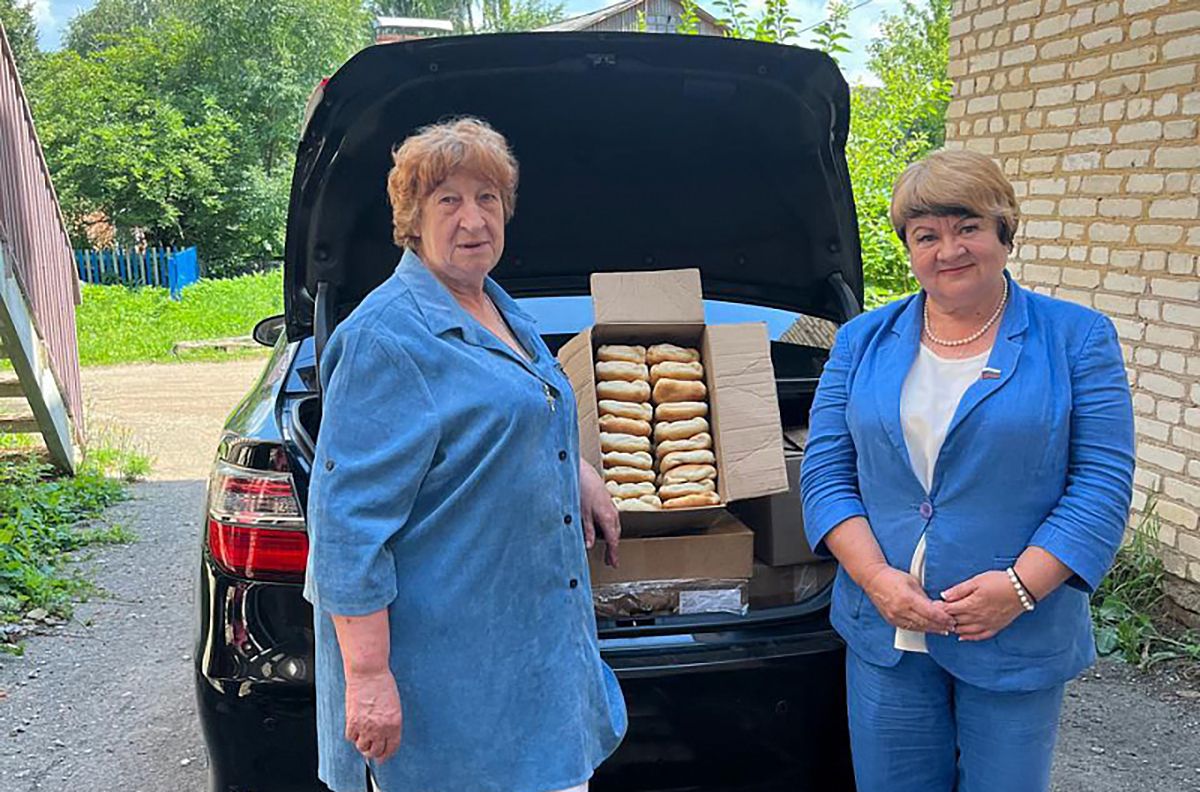 Галина Алешина привезла бойцам гостинцы Галина Алешина привезла бойцам гостинцы