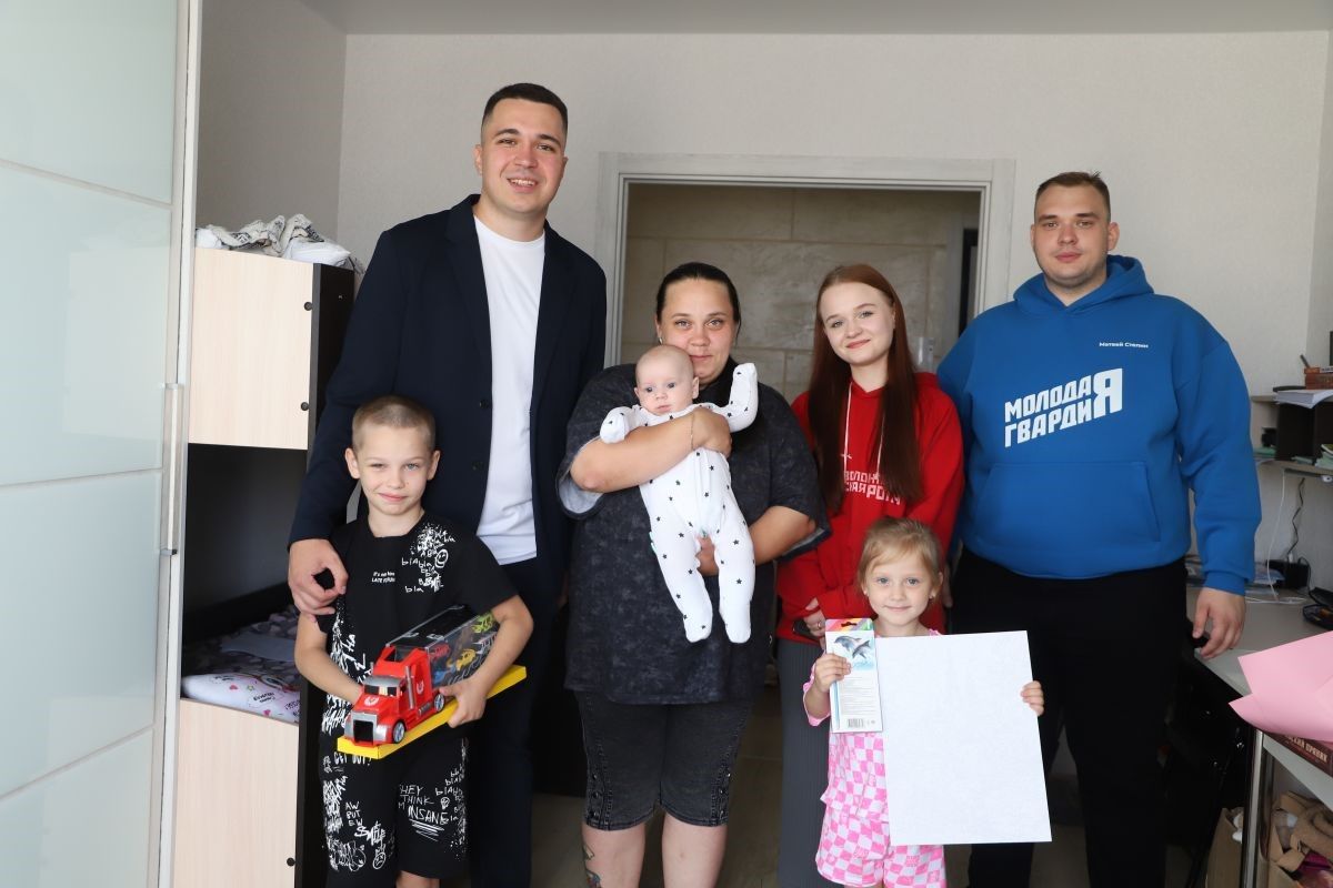 Волонтеры «Единой России» поздравили семью участника СВО Волонтеры «Единой России» поздравили семью участника СВО