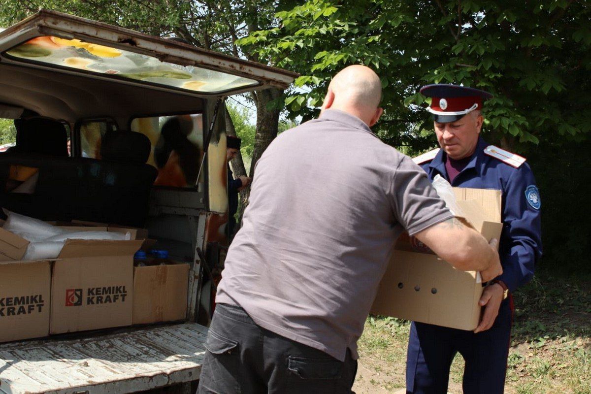 Представители Ефремовского хуторского казачьего общества передали в зону СВО автомобиль Представители Ефремовского хуторского казачьего общества передали в зону СВО автомобиль
