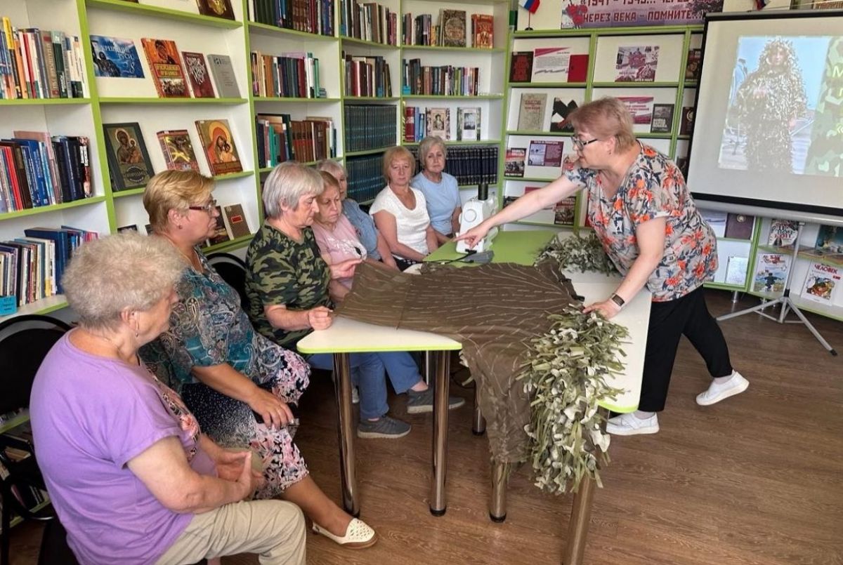 Узловские активистки мастерят защитные костюмы для бойцов СВО Узловские активистки мастерят защитные костюмы для бойцов СВО