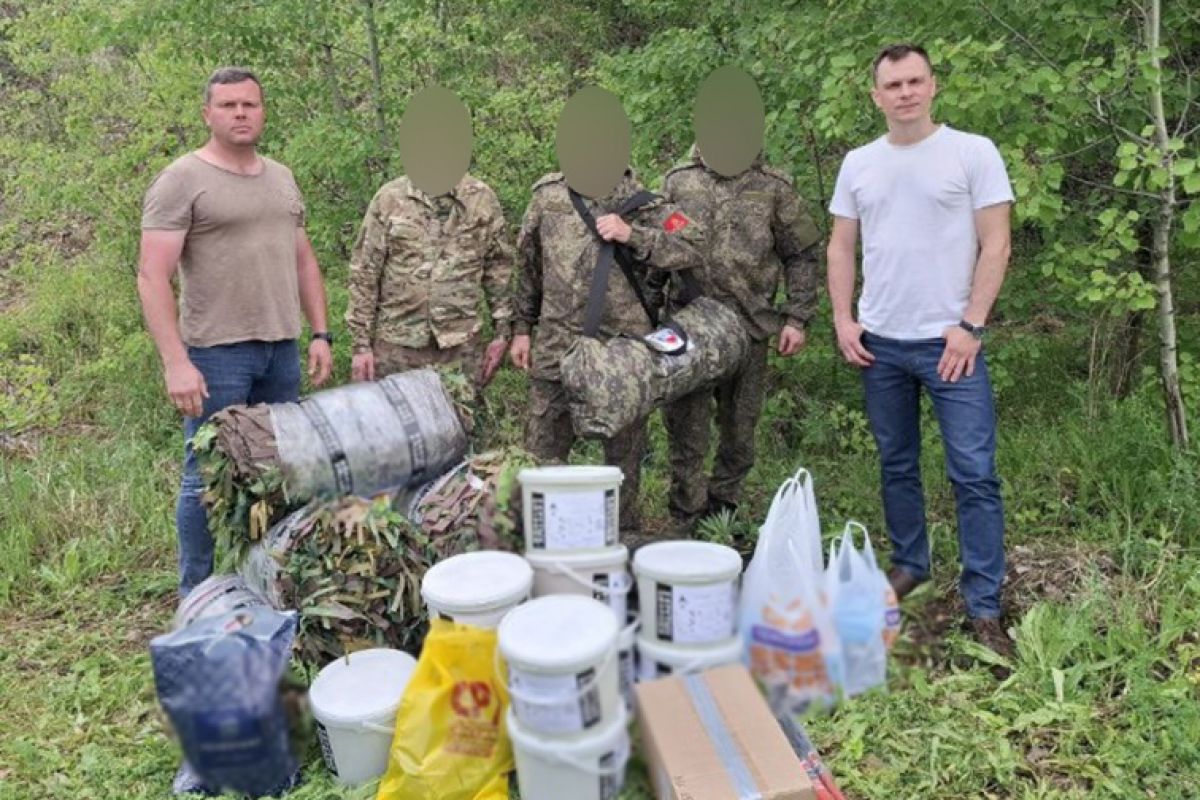 Дмитрий Андросов доставил груз нашим бойцам Дмитрий Андросов доставил груз нашим бойцам