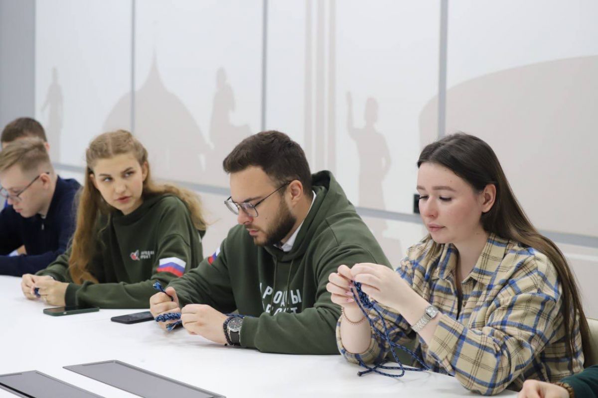 На площадке «Единой России» волонтеры сплели тактические браслеты для поддержки наших солдат На площадке «Единой России» волонтеры сплели тактические браслеты для поддержки наших солдат