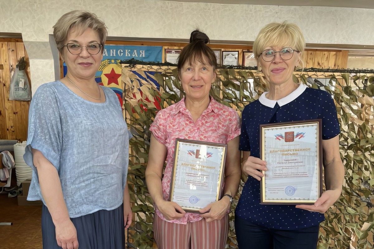 Елена Симонова передала волонтерской группе «Окопная свеча» Благодарственные письма Елена Симонова передала волонтерской группе «Окопная свеча» Благодарственные письма